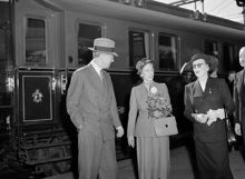 Kronprinsen Gustaf Adolf och prinsessan Louise  på Centralstationen i Stockholm