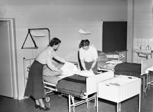 Jägargatan 20, S:t Eriks nya sjuksköterskeskola. Instruktionssköterska Astrid Landtmansson och föreståndarinna Anna Dahlström bäddar i ett demonstrationsrum