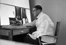 Veterinärhögskolan. Laborator S.E. Olsson granskar röntgenfotografier på medicinska hudkliniken. Fotografierna föreställer diskbråck hos hundar