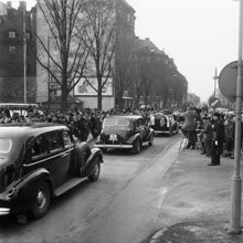 Skådespelaren Anders de Wahls kistan i begravningskortege på Sveavägen.