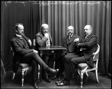 Grupporträtt med bl.a. fr.v. professor Knut Kjellberg, bankmannen Jonas Kjellberg