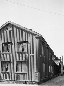 Hörnet av Timmermansgatan 42 och Maria Högbergsgata 55-57. Nuvarande Högbergsgatan 89. Dåvarande kv. Bergsgruvan Större, nu kv. Postbonden