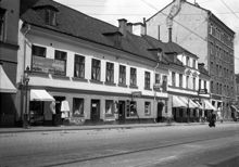 Hornsgatan 98-96. Här fanns enligt skyltarna vitvaruaffär, cigarrbutik, damfrisering, fruktaffär och Frälsningsarméns 7:e kår