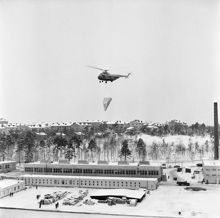 Helikopter över området vid LM Ericssons fabriker. I bakgrunden kvarteren Lineotypen, Stilgjutaren och Ombytaren.
