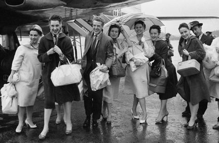 Bromma flygplats. Grupporträtt av operabaletten som anlänt från sitt gästspel i Paris