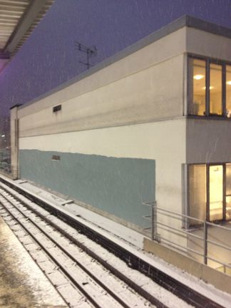 En vägg vid tunnelbanespåret i Farsta.