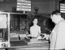 Narvavägen 34, Postanstalten Sthlm 10, interiör. Postarbeterskan Birgit Harryson i arbete. Birgit har varit med och satt stopp för en postbedragare