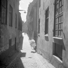 En ballongförsäljare passerar Prästgatan