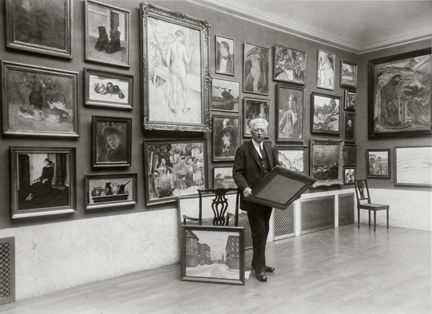 Fotografiet visar prins Eugen i sitt galleri på Waldemarsudde på 1930-talet.