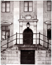 Louis de Geers palats, Götgatan 16, gårdsportal