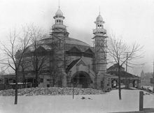 Huvudrestaurangen vid Stockholmsutställningen 1897, under byggnad. Panoramabyggnaden under ombyggnad