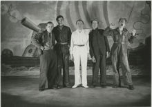 Arbetare vid Stockholms örlogsstation sätter upp pjäsen "Vårknas"