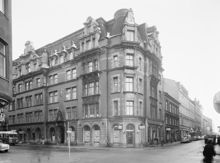 Artillerigatan 34 t.v. och Storgatan 15 österut