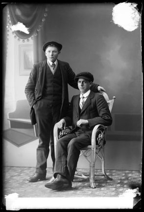 Grupporträtt av John Andersson och en okänd man.