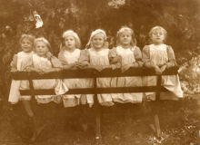 Flickor på parkbänk vid Frimurarbarnhuset i Kristineberg, 1910.