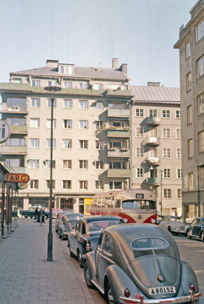 Gata med bilar.