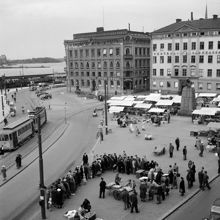 Munkbroleden och Kornhamnstorg. Torghandel vid statyn Bågspännaren. Köbildning till gatuförsäljning