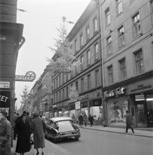 Drottninggatan 16-20. Drottninggatan norrut från korsningen Karduansmakargatan. Julgranar pyntar gatan