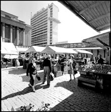 Hötorget vid Hötorgshallen. Konserthuset och första höghuset i fonden