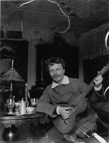 Strindberg spelar gitarr