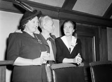 Yrkeskvinnornas samarbetsförbund öppnar landsmöte. Grupporträtt av Astrid Raabe, Agda Rössel och Lisa Svanberg