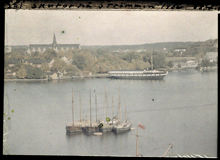 Vy från Stadsgården över Strömmen mot Skeppsholmen. Ångfregatten Vanadis förtöjd vid Södra Brobänken. I fonden Nordiska Museet