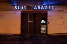 Slussgaragets entré med neonskylt över porten