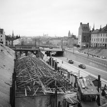 Södergatan norrut mot Hornsgatan genom rivna kv. Göta Ark. Hornsgatan leds på en bro. T.h. ses Repslagargatan