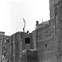 Hus under rivning i kv. Uppvaktaren