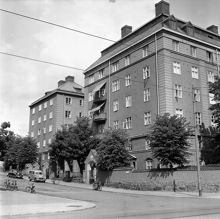 Hörnet Vikingagatan och Karlbergsvägen. Stiftelsen Isaak Hirschs Minne. (Isaak Hirsch (1843-1917) var en entreprenör och byggherre med ett socialt engagemang och en omtanke om Stockholms invånare)