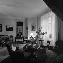 Salongsinteriör från Karlavägen 43, n.b. Lägenhet 6 rum och kök i bottenvåningen till höger