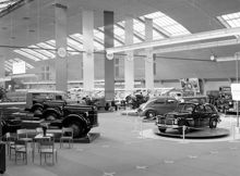 Lidingövägen 75, Kungliga Tennishallen. Volvoutställning, där bland annat Volvo PV 444 presenteras (t. h. på bilden)