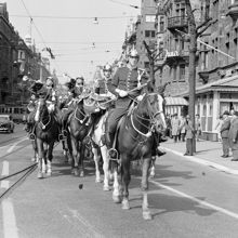 Vaktparaden passerar Birger Jarlsgatan 4