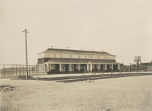 Frihamnen: Administrationsbyggnaden (sedd inifrån hamnen)