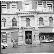 Porten till Karlavägen 56