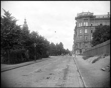 Karlavägen från Skeppargatan västerut. Till höger i fonden Artillerigatan 57