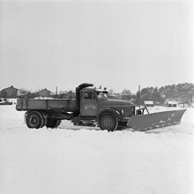 Bil med snöplog i Bromma