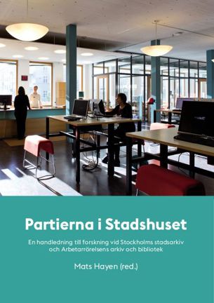 Framsida till boken med foto från Stadsarkivets läsesal och titel mot grönblå bakgrund
