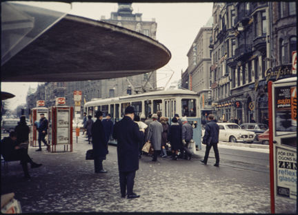 Folk och en spårvagn vid Stureplan år 1967