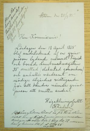 Grå handskriven text på gulnat papper