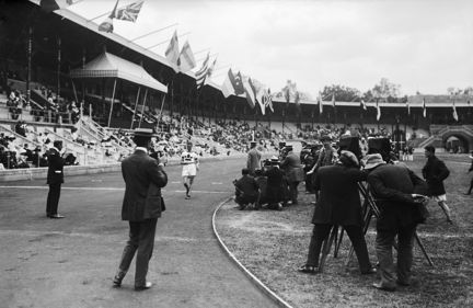 Guldmedaljören i Gång 10.000 meter G. H Goulding från Canada passerar målsnöret.