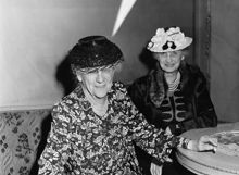 Grand Hotel. Porträtt av bostondamerna Miss Jane Sewall fr. v. (82 år) och miss Adelle Rawson (71 år). De besöker Sverige, som reseledare för fem andra bostondamer