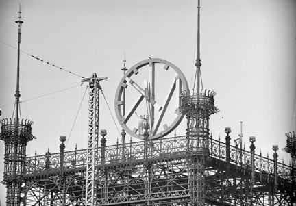 Malmskillnadsgatan 32, Telefontornet. NK-klockan som ska flyttas till vid tillfället obestämd plats. Kurt Agesson och William Bood vinkar från klockan