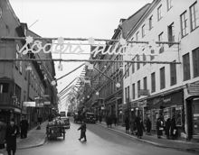 Götgatan juldekorerad. Till vänster mjölkvagn med mjölkkannor.