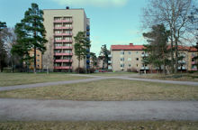 Höghus (Kolbäcksgränd 14) och smalhus (Kolbäcksgränd 16), Bagarmossen.