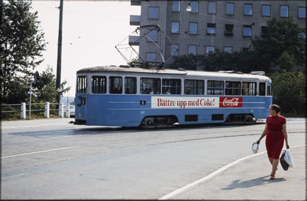 En spårvagn på linje 8 mot Södersjukhuset med reklam för Coca Cola år 1967..