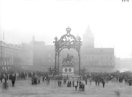 Människor rör sig på torget kring Gustaf II Adolfs ryttarstay.