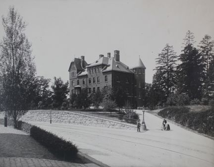Svartvitt fotografi på kontorshuset vid Värtagasverket