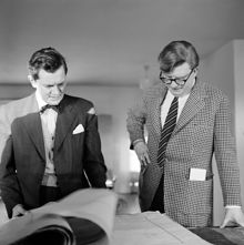 Jan Olof Olsson "Jolo" t.h. studerar gamla kartor med Alf Åberg Krigsarkivet på Banérgatan