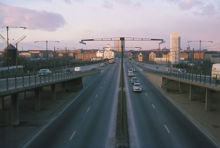 Skanstullsbron sedd mot Södermalm. Längst t.v. Skanskvarn